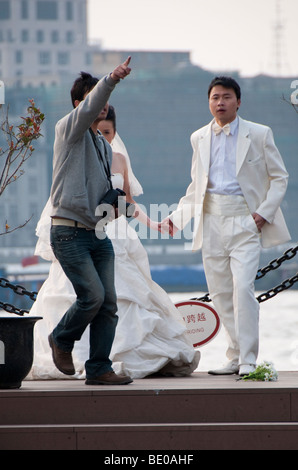 Coppia cinese facendo loro pre-germogli di nozze a Shanghai Foto Stock