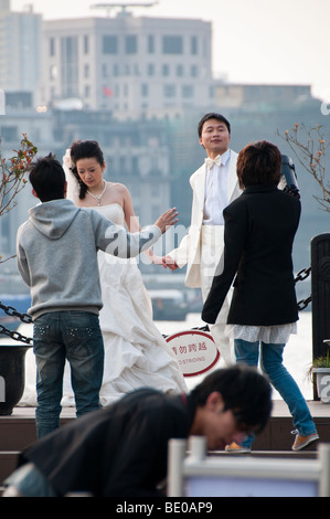 Coppia cinese facendo loro pre-germogli di nozze a Shanghai Foto Stock