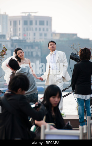 Coppia cinese facendo loro pre-germogli di nozze a Shanghai Foto Stock