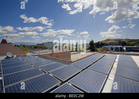 Un tetto montato, legato a griglia di Voltaic solare pannello solare array, città di Culver, CA Foto Stock