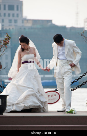 Coppia cinese facendo loro pre-germogli di nozze a Shanghai Foto Stock