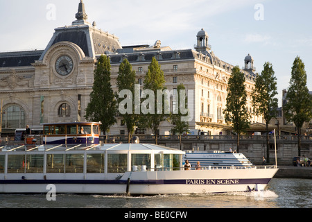 Il Museo d' Orsay con una barca sul fiume Senna, Parigi, Francia Foto Stock