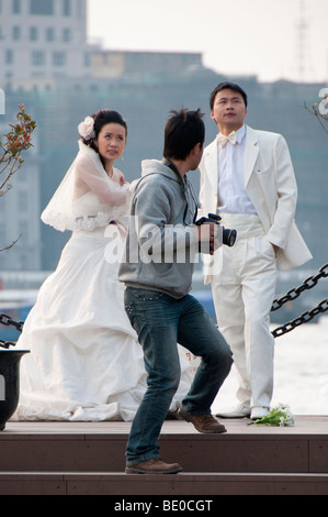 Coppia cinese facendo loro pre-germogli di nozze a Shanghai Foto Stock