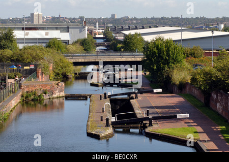 Aston serrature, Birmingham e Fazeley Canal, Birmingham, Inghilterra, Regno Unito Foto Stock