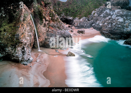 McWay cade. Julia Pfeiffer Burns State Park. California Foto Stock