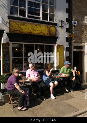 Turisti che si godono una sosta e ristoro presso i tavoli fuori il Marie Antoiette's café di Whitby North Yorkshire Foto Stock