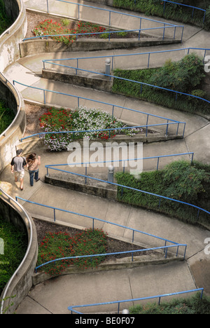 Giovane a camminare su un marciapiede switchback, il Riverfront Park, Chattanooga, Tennessee Foto Stock