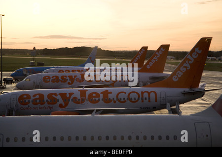 Easyjet aeroplani sorge sull'asfalto dell'aeroporto internazionale di Newcastle in Inghilterra. Foto Stock