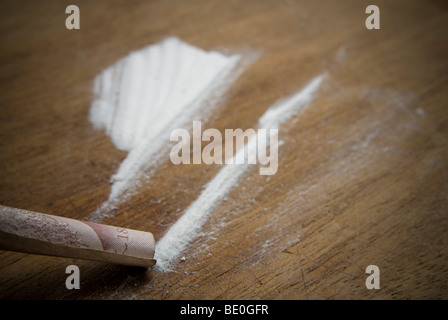 Farmaci, una persona manipolazione farmaci di classe A. La cocaina Foto Stock
