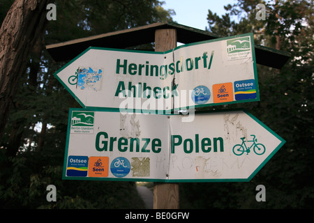 Ciclabile segni per le città Ahlbeck, Heringsdorf e boarder Polonia, Usedom, West Pomerania, Germania. Foto di Willy Matheisl Foto Stock