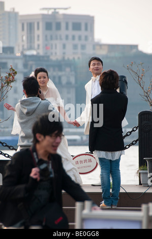 Coppia cinese facendo loro pre-germogli di nozze a Shanghai Foto Stock