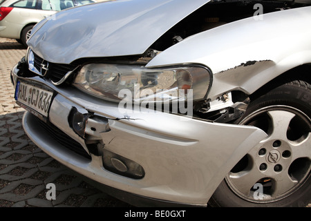 Anteriore danneggiato di un'auto (Opel Vectra) dopo un incidente Foto Stock