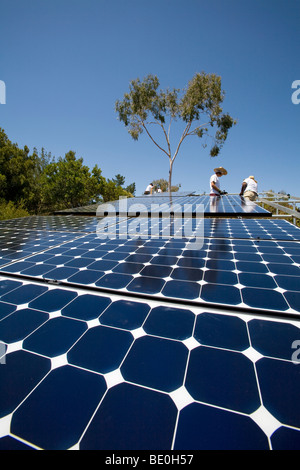 Lavoratori installare un solar array sul pendio di una collina in Malibu, California, Stati Uniti d'America Foto Stock