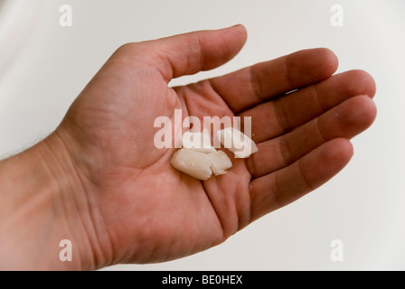 Farmaci, una persona manipolazione farmaci di classe A. Foto Stock