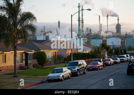 Case residenziale accanto alla raffineria di petrolio a Wilmington. Los Angeles, California, Stati Uniti d'America Foto Stock