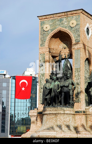 Monumento di Ataturk e bandiera nazionale in occasione del festival annuale della Repubblica su Ottobre 29th, Piazza Taksim Taksim Cumhuriyet Abi Foto Stock