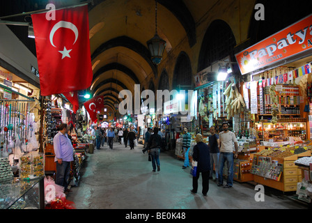 Il Bazaar Egiziano, Misir Carsisi e il Bazar delle Spezie nel quartiere Eminoenue, Istanbul, Turchia Foto Stock