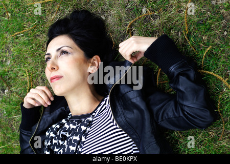 Giovane donna relax su park Foto Stock