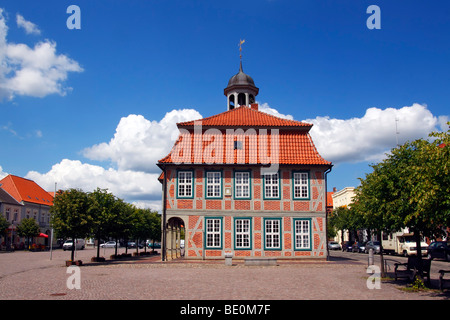 Il municipio storico presso la piazza del mercato nella città vecchia di Boizenburg al fiume Elba, distretto di Ludwigslust, Mecklenburg-Wester Foto Stock