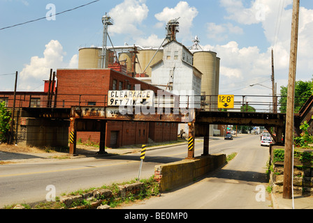 Ponte ferroviario su Linden Ave in Zanesville Ohio con una profonda passando lane Foto Stock