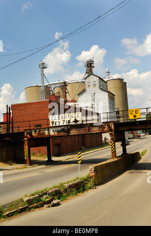 Ponte ferroviario su Linden Ave in Zanesville Ohio con una profonda passando lane Foto Stock