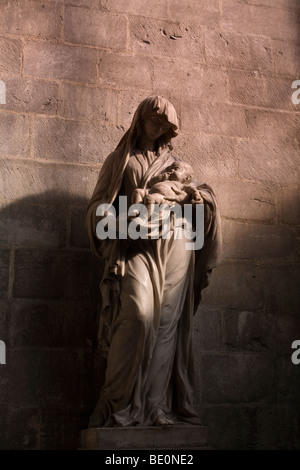 Statua della Vergine Maria che tiene il Bambino Gesù nella cattedrale di Rouen, Francia Foto Stock