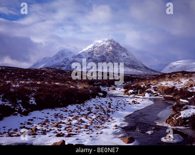 Coperta di neve Buachille Etive Mor, Rannoch Moor, vicino a Glen Coe, Scozia Foto Stock