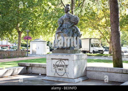 Regina Dona Maria II statua in Regina Dona Maria II Square. Vila Nova de Famalicão, Distretto di Braga, Portogallo Foto Stock