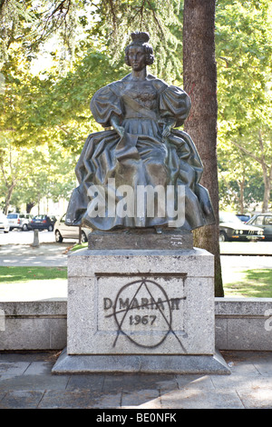 Regina Dona Maria II statua in Regina Dona Maria II Square. Vila Nova de Famalicão, Distretto di Braga, Portogallo Foto Stock