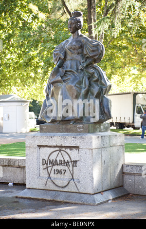 Regina Dona Maria II statua in Regina Dona Maria II Square. Vila Nova de Famalicão, Distretto di Braga, Portogallo Foto Stock
