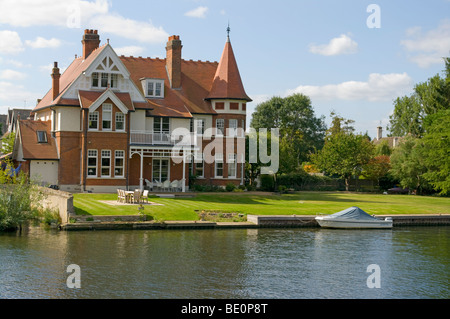 Grandi Riverside House sul Fiume Tamigi Teddington Middlesex in Inghilterra Foto Stock