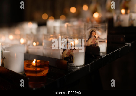 Candele accese nella preghiera di Santa Teresa di Lisieux, noto come "Il Piccolo Fiore", nella cattedrale di Rouen, Francia Foto Stock