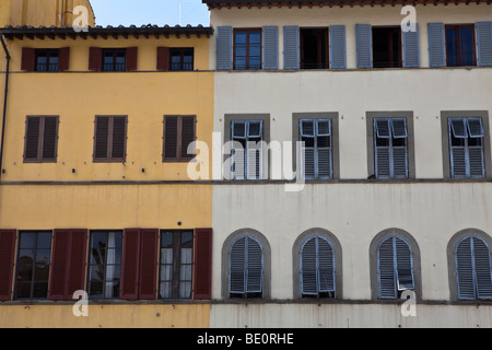 Vasta piazza Santa Croce a Firenze con la gente del posto e i turisti affollano negozi e bar sul marciapiede, Firenze, Toscana, Itlay Foto Stock