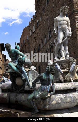 Presso la fontana di Nettuno vicino a Palazzo Vecchio in Piazza della Signoria, Italia, Toscana, Firenze Foto Stock