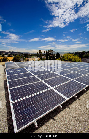 Array solare sul tetto dell'Asian Pacific Health Care uffici con Hollywood Hills in background, Los Angeles, California, Stati Uniti d'America Foto Stock