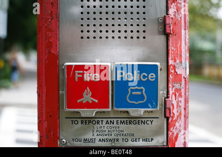 Una chiusura di una chiamata di emergenza box su una strada con le istruzioni per l'uso. Foto Stock