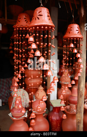 Eleganti ceramiche scacciapensieri nella forma di campane in vendita su una banchina stallo in Sri Lanka. Foto Stock