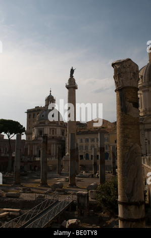 Il Foro di Traiano, Colonna di Traiano e il Santissimo Nome di Maria al Foro Traiano Foto Stock