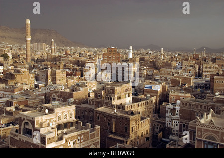 I minareti e le tradizionali case a torre dello skyline della città vecchia di Sana'a, Yemen. Foto Stock