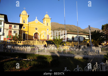 Townsquare di Cajabamba, con Chochoconday mountain nelle Ande del nord del Perù Foto Stock