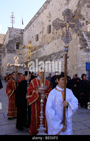 Betlemme, il Greco Ortodosso di processione di Natale in Piazza della Mangiatoia Foto Stock