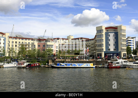 Harbourside Apartments in Bristol City, parte di un nuovo sviluppo sul vecchio magazzino terra Foto Stock