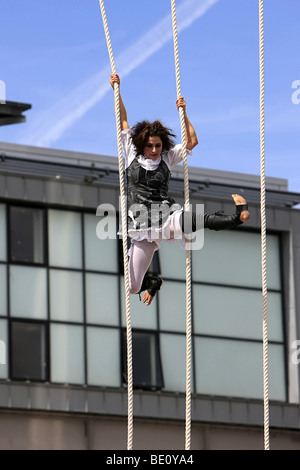 Una femmina di acrobat dal Cirque Bijou Circus al porto di Bristol Festival Foto Stock