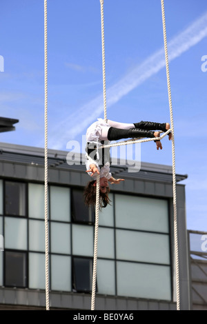 Una femmina di acrobat dal Cirque Bijou Circus al porto di Bristol Festival Foto Stock