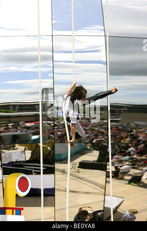 Una femmina di acrobat dal Cirque Bijou Circus al porto di Bristol Festival Foto Stock