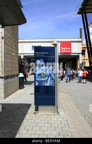 Cartello in Millennium Square, Harbourside, la città di Bristol REGNO UNITO Foto Stock