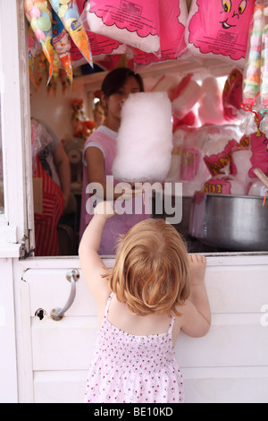 Ragazza in un negozio di dolci sul molo di Brighton, Brighton, Regno Unito. Foto Stock