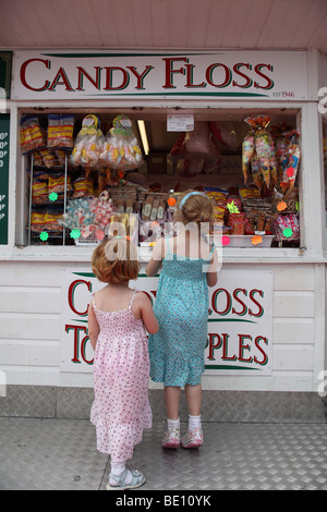 Ragazze in un negozio di dolci sul molo di Brighton, Brighton, Regno Unito. Foto Stock