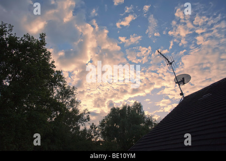 Un satellite della televisione digitale arial su un tetto Foto Stock