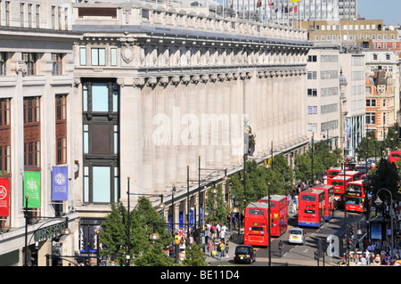 Oxford Street facciata di Selfridges department store con la coda del double decker autobus rossi di Londra West End di Londra Inghilterra REGNO UNITO Foto Stock